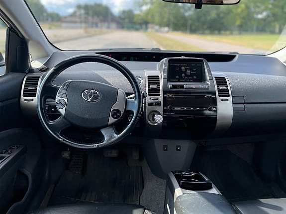 Toyota Prius 7 of 17