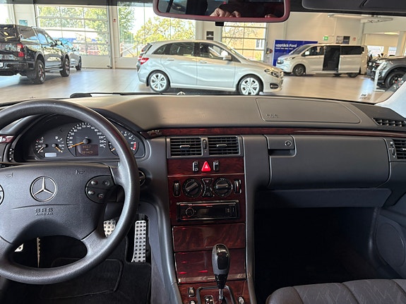 Mercedes-Benz E200 13 of 13