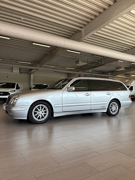 Mercedes-Benz E200 3 of 13