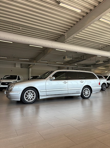 Mercedes-Benz E200 11 of 13