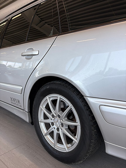 Mercedes-Benz E200 5 of 13