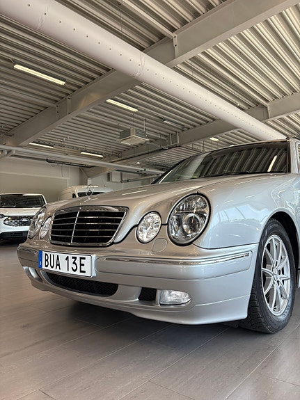 Mercedes-Benz E200 4 of 13