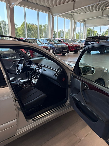 Mercedes-Benz E200 8 of 13