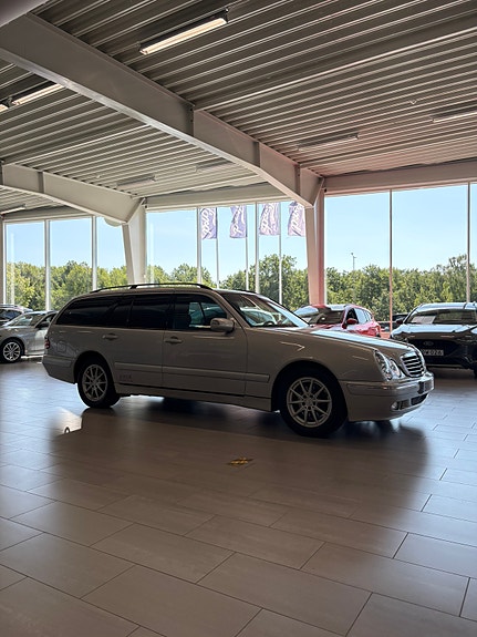 Mercedes-Benz E200 12 of 13