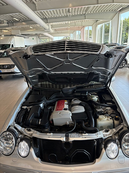 Mercedes-Benz E200 6 of 13