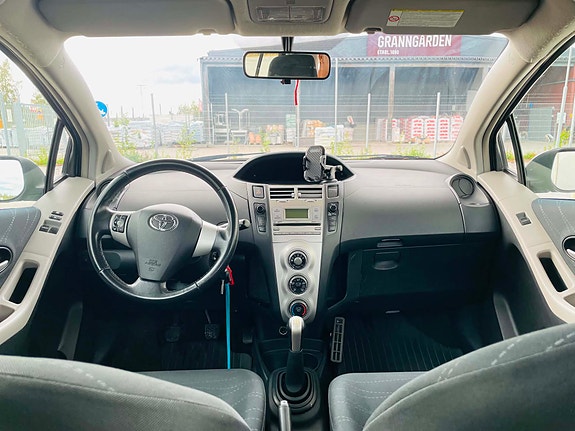 Toyota Yaris 4 of 6