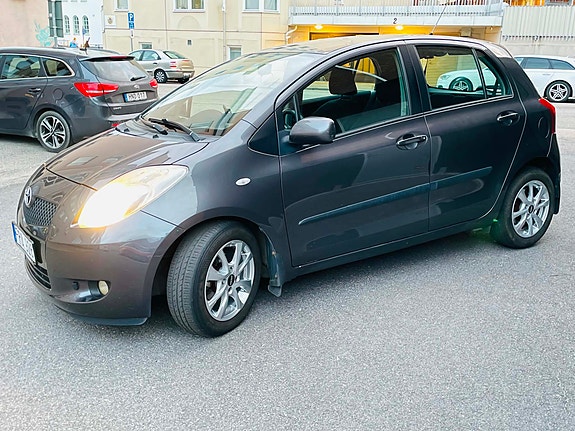 Toyota Yaris 3 of 6