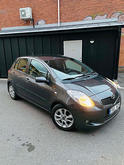 Toyota Yaris 2 of 6