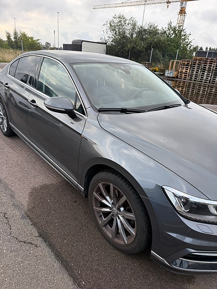 Volkswagen Passat 2 of 8