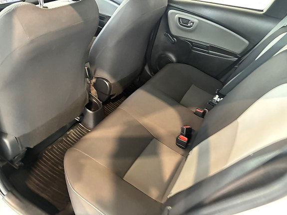 Toyota Yaris 9 of 12