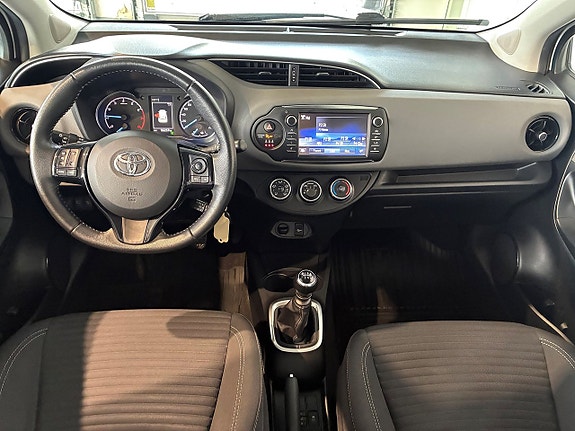 Toyota Yaris 8 of 12