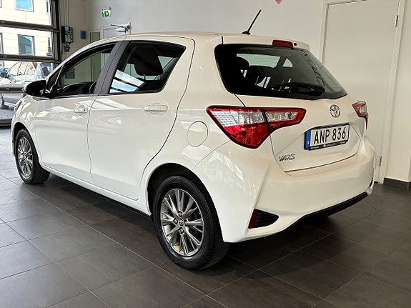 Toyota Yaris 3 of 12