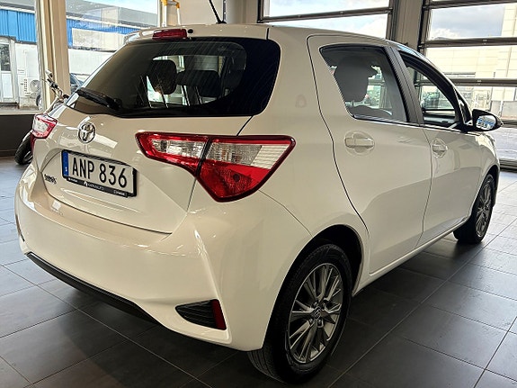 Toyota Yaris 5 of 12