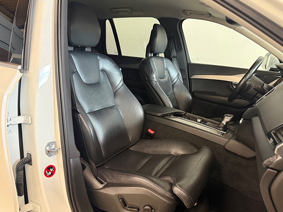 Volvo XC90 11 of 21