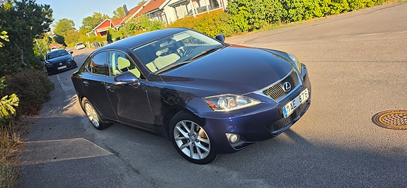 Lexus IS200d 2 of 10