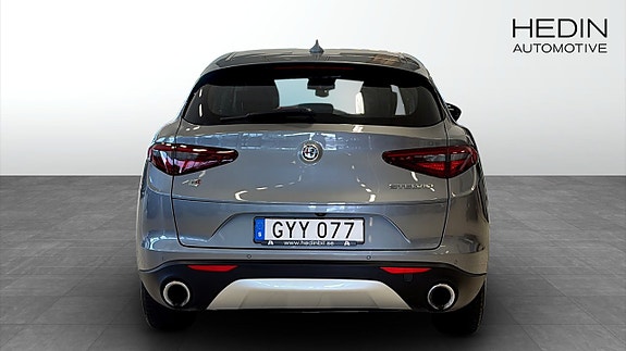 Alfa Romeo Stelvio 7 of 12