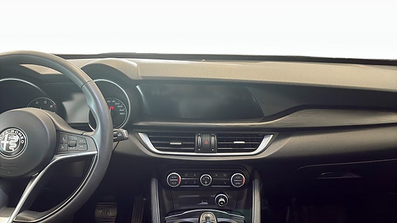 Alfa Romeo Stelvio 12 of 12