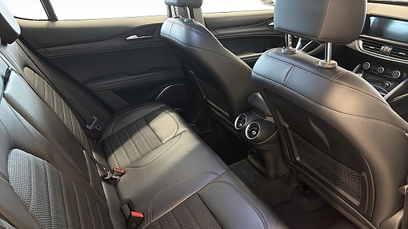Alfa Romeo Stelvio 5 of 12