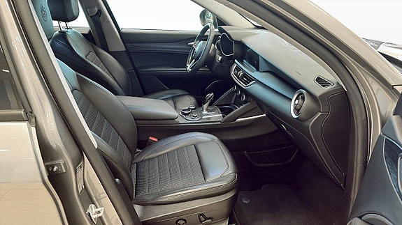 Alfa Romeo Stelvio 3 of 12