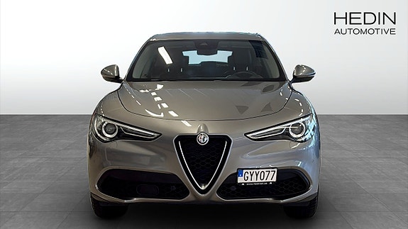 Alfa Romeo Stelvio 8 of 12