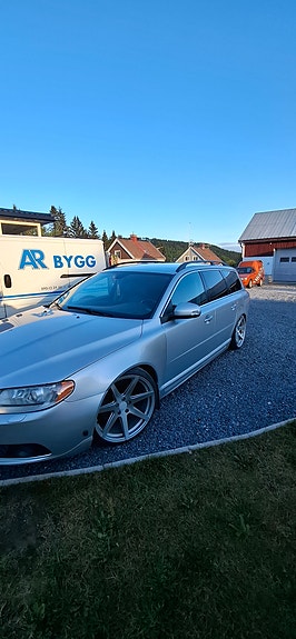 Volvo V70 3 of 7