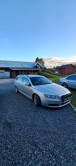 Volvo V70 2 of 7