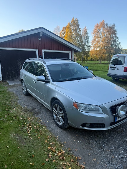 Volvo V70 2 of 12