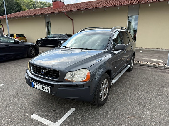 Volvo XC90 2 of 8