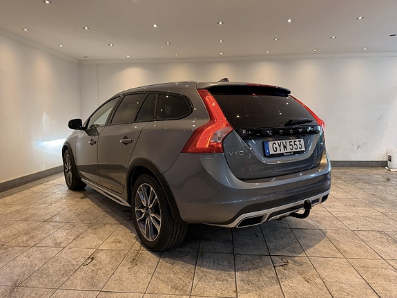 Volvo V60 Cross Country 2 of 22