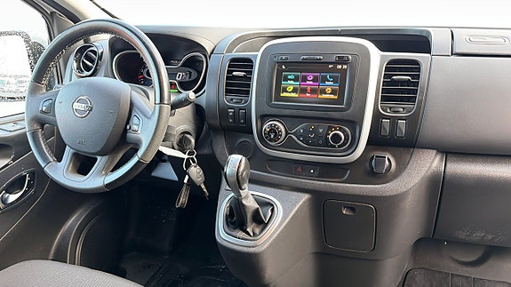 Nissan NV300 4 of 10