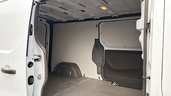 Nissan NV300 5 of 10
