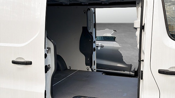 Nissan NV300 10 of 10