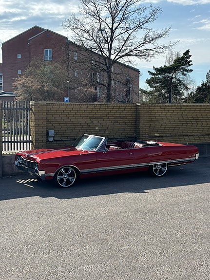 Oldsmobile Ninety-Eight 3 of 5