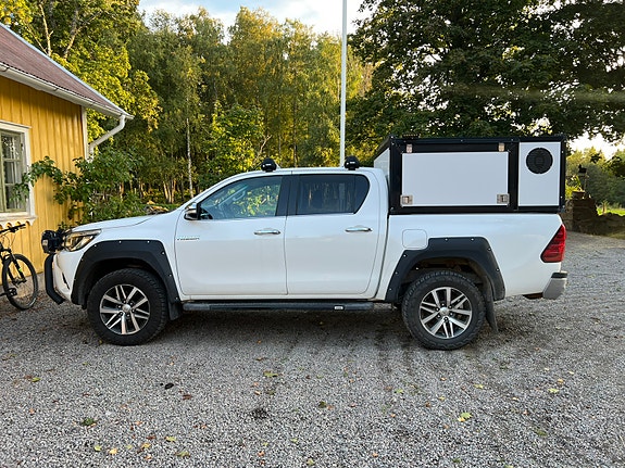 Toyota HiLux 2 of 10