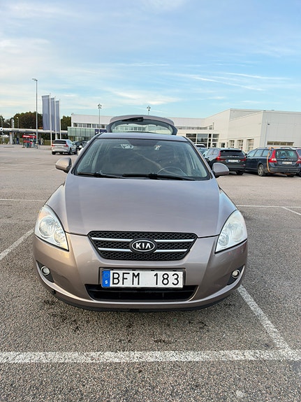 Kia Ceed 2 of 8
