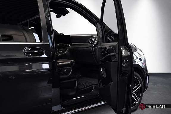 Mercedes-Benz V300 11 of 26