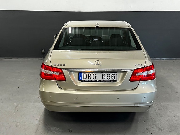 Mercedes-Benz E220 7 of 27