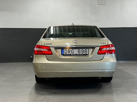 Mercedes-Benz E220 8 of 27