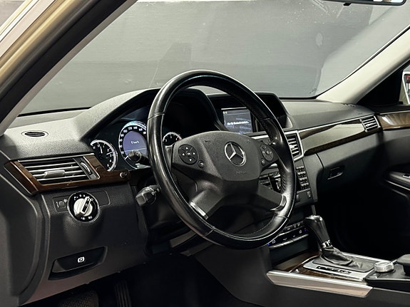 Mercedes-Benz E220 11 of 27