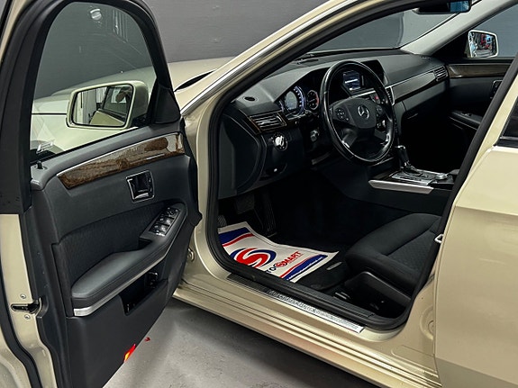Mercedes-Benz E220 12 of 27