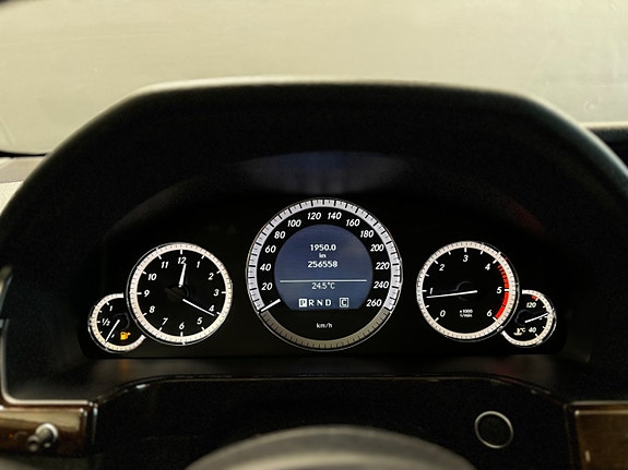 Mercedes-Benz E220 21 of 27