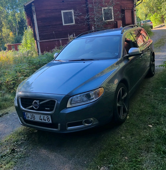 Volvo V70 2 of 4