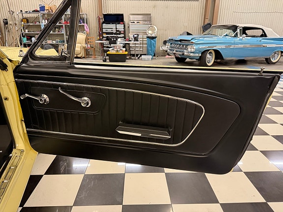 Ford Mustang 18 of 24