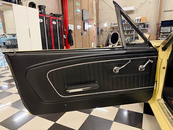 Ford Mustang 11 of 24