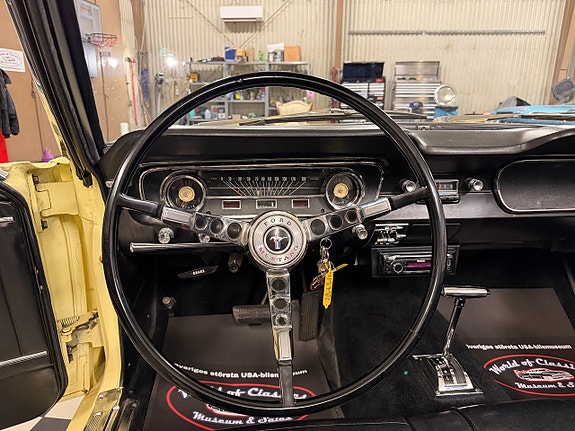 Ford Mustang 13 of 24