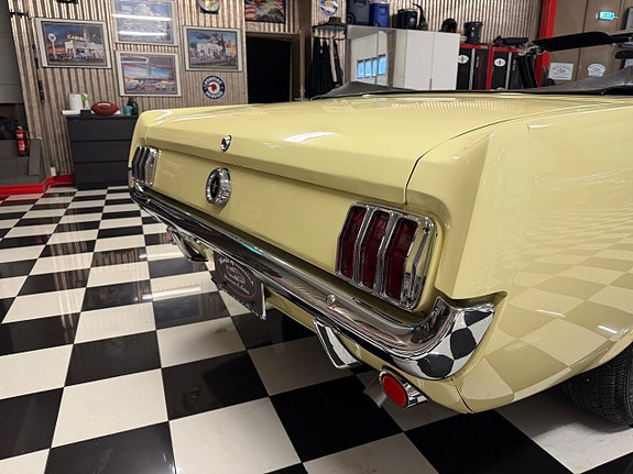 Ford Mustang 7 of 24