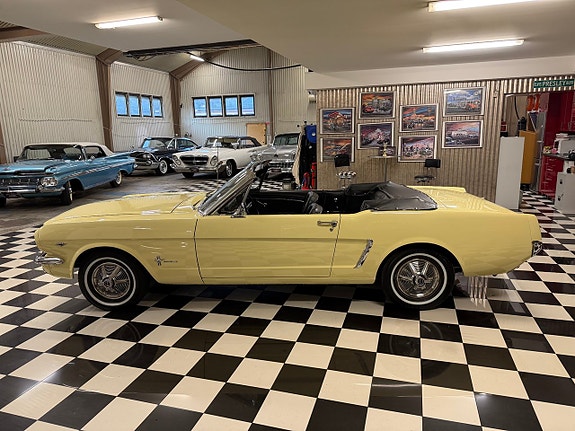Ford Mustang 9 of 24