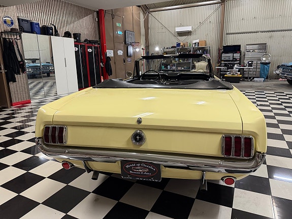 Ford Mustang 6 of 24