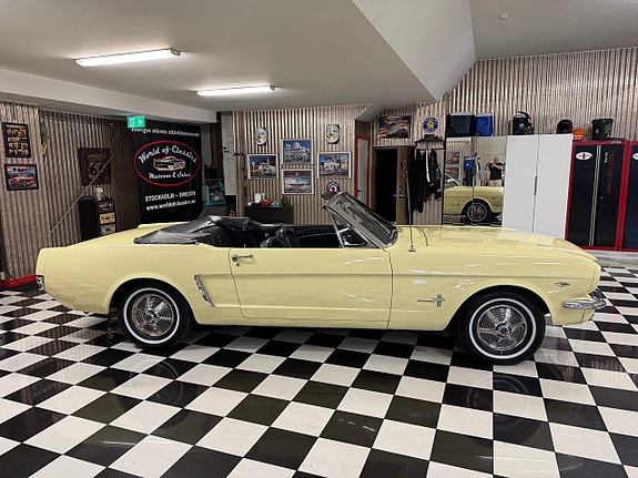Ford Mustang 4 of 24