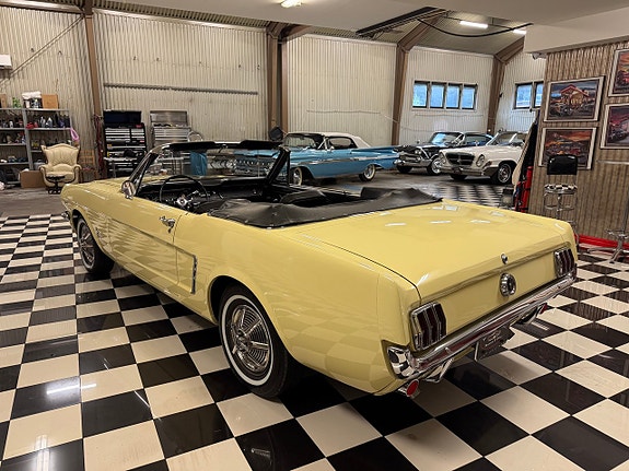 Ford Mustang 8 of 24